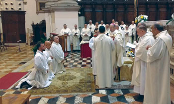 diaconi-insieme-davanti-a-vescovo-preghiera-consecratoria