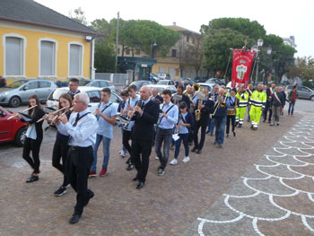 Il-corteo-con-la-banda-e-i-sindaci-verso-la-chiesa