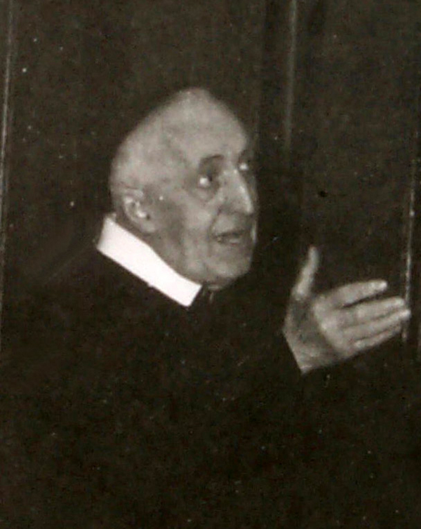 padre-raimondo-benedicente